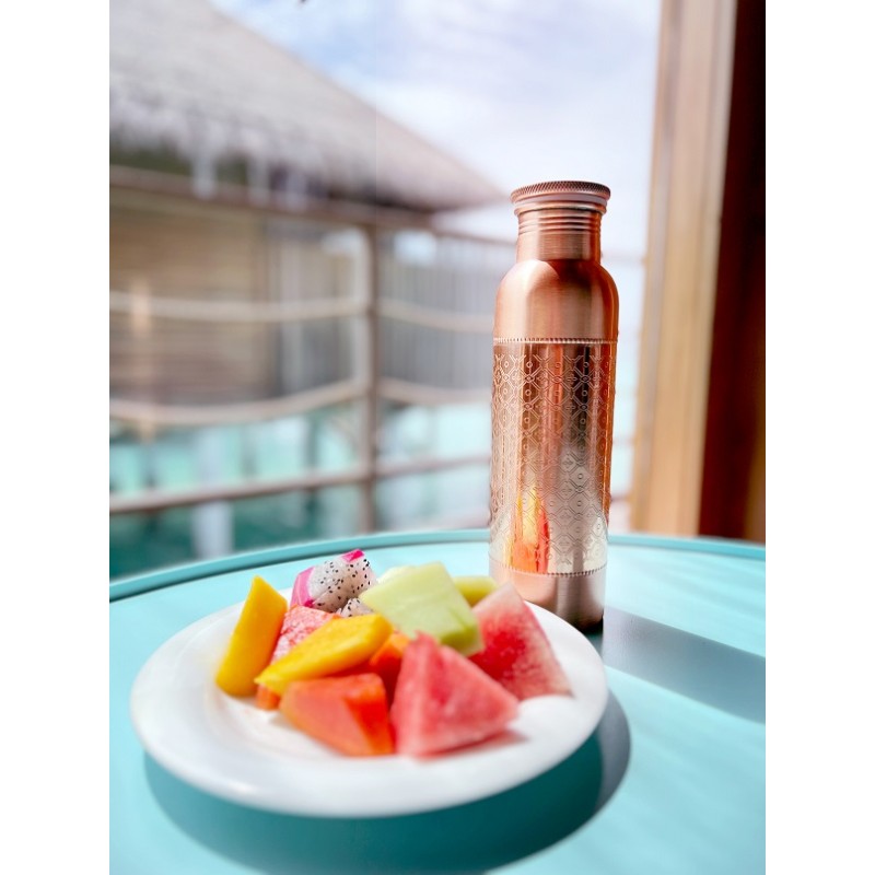 butelka miedziana z owocami